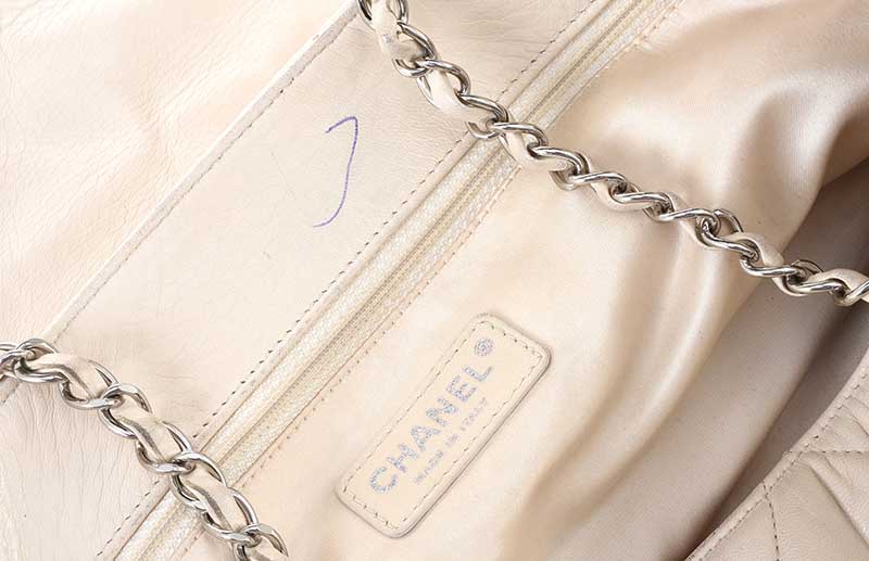 CHANEL CREAM AND BLACK LEATHER HANDBAG - Image 5 of 7