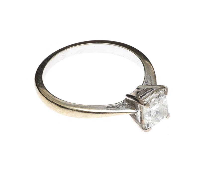 18CT WHITE GOLD SOLITAIRE DIAMOND RING - Image 2 of 3