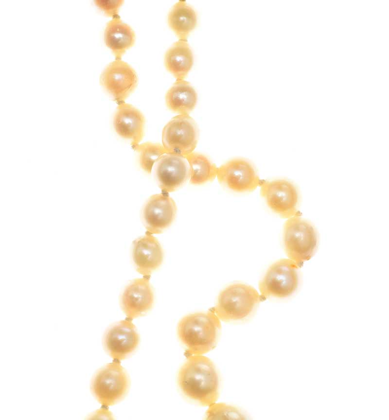 STRAND OF CULTURED PEARLS WITH 9CT GOLD GARNET AND PEARL CLASP - Image 2 of 3