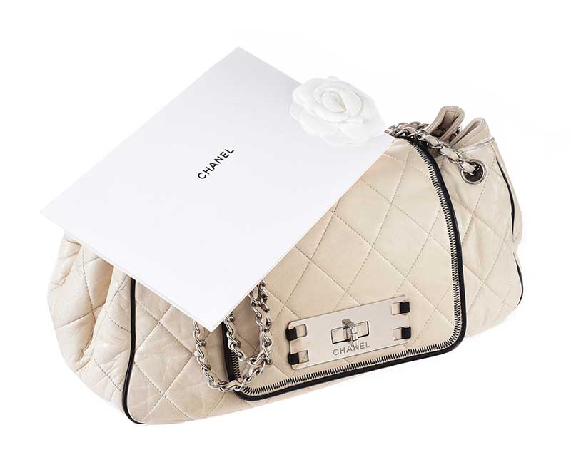 CHANEL CREAM AND BLACK LEATHER HANDBAG - Image 6 of 7