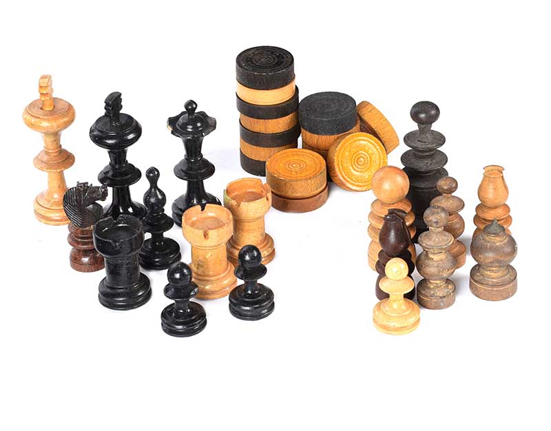 BOX OF ASSORTED CHESS & DRAUGHT PIECES