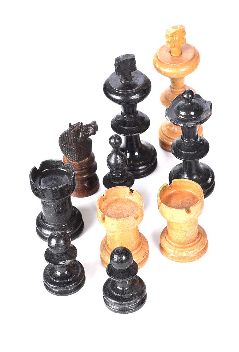 BOX OF ASSORTED CHESS & DRAUGHT PIECES - Image 3 of 7