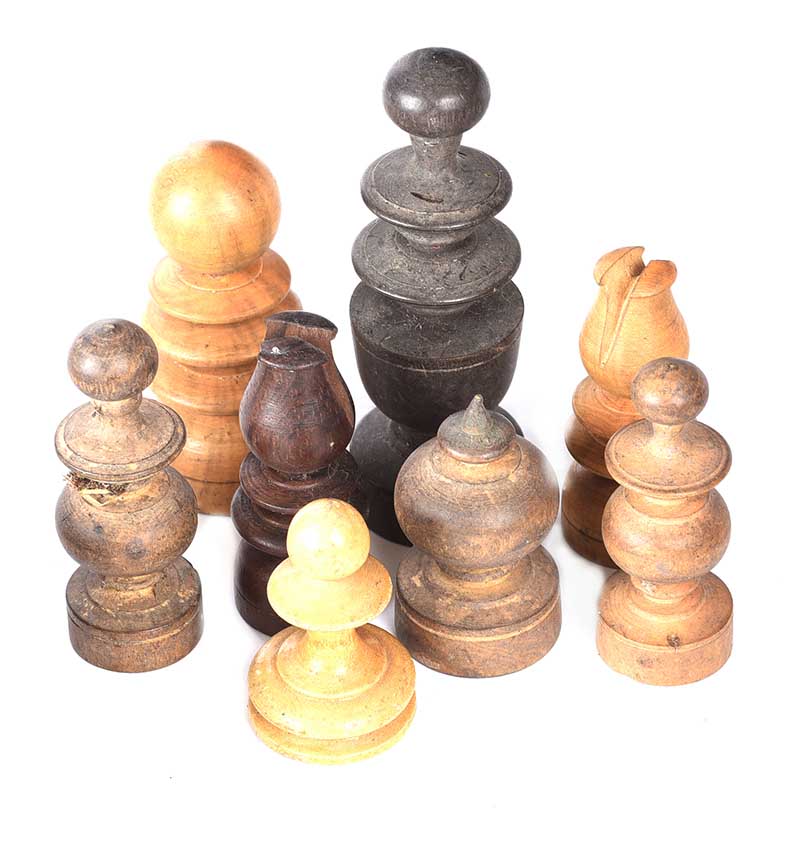 BOX OF ASSORTED CHESS & DRAUGHT PIECES - Image 4 of 7