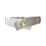 18CT WHITE GOLD PERIDOT RING