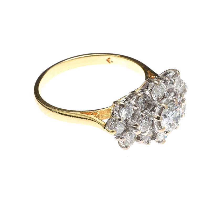 18CT GOLD DIAMOND CLUSTER RING - Image 2 of 4