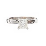 18CT WHITE GOLD SOLITAIRE DIAMOND RING