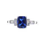 STERLING SILVER RING SET WITH BLUE AND COLOURLESS STONES IN THE STYLE OF ART DECO
