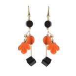 18CT GOLD CARNELIAN AND ONYX EARRINGS