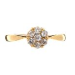 18CT GOLD DIAMOND CLUSTER RING