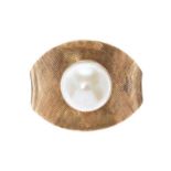14CT GOLD RING SET WITH A CULTURED PEARL