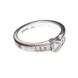 18CT WHITE GOLD DIAMOND RING