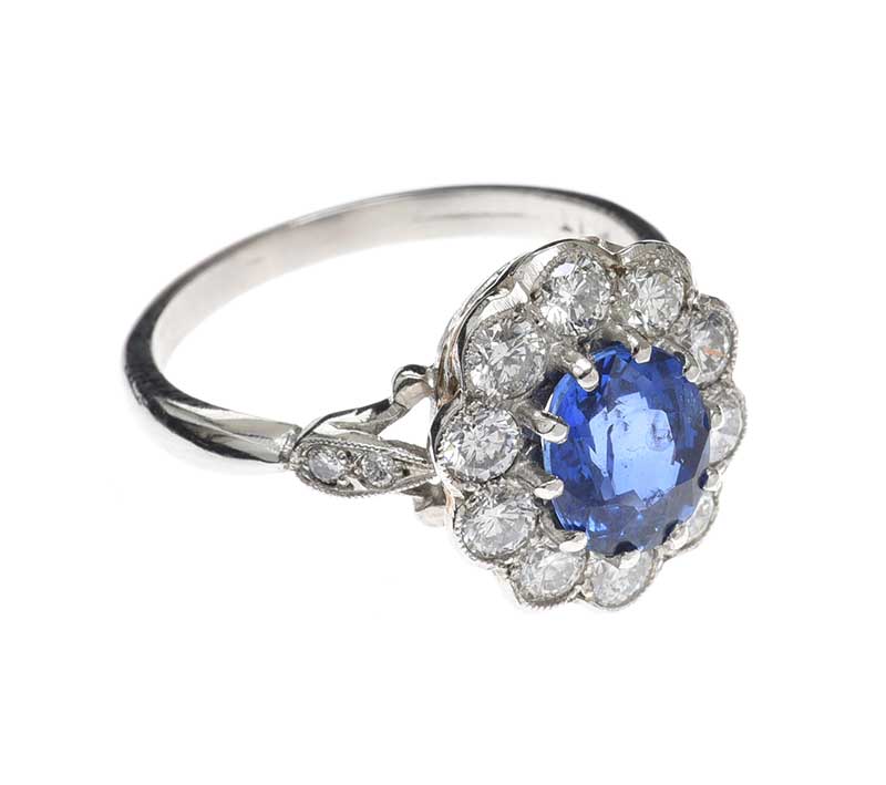 18CT WHITE GOLD SAPPHIRE AND DIAMOND CLUSTER RING - Image 2 of 3