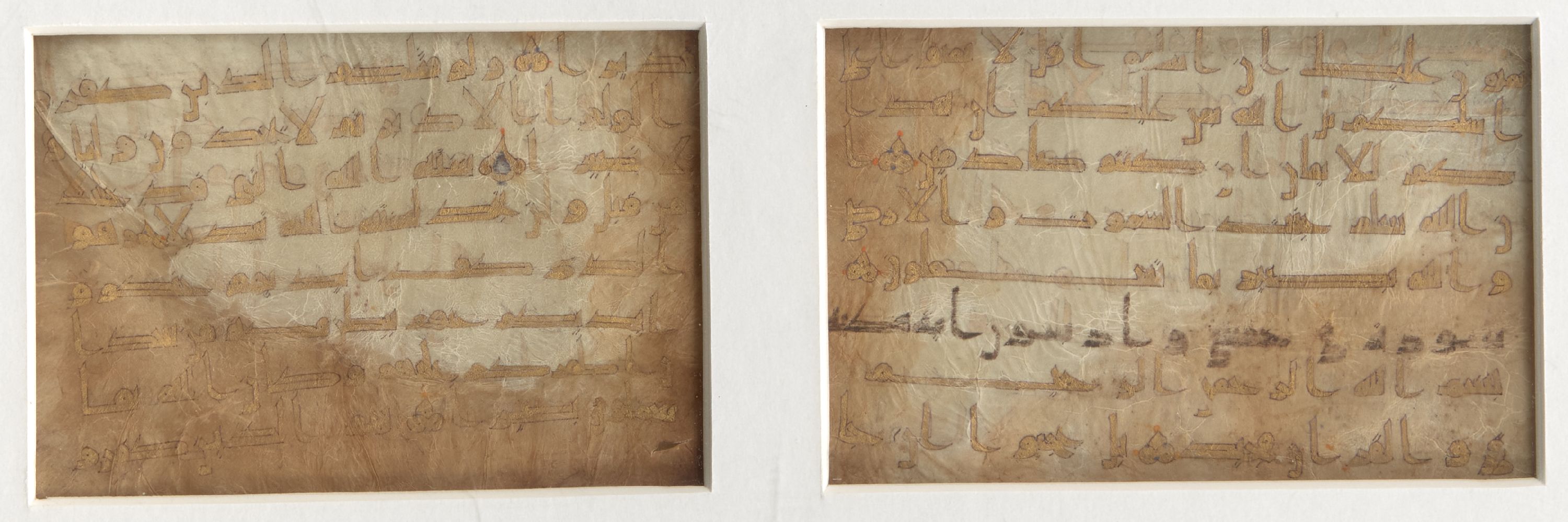 A gold Kufic Qur'an bifolio, North Africa or Near East, 9th/10th century, Qur'an XLVIII (sura al- - Image 2 of 2