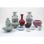 A collection of twelve porcelain items, to include a pair of famille rose vases, 29cm high, a sang