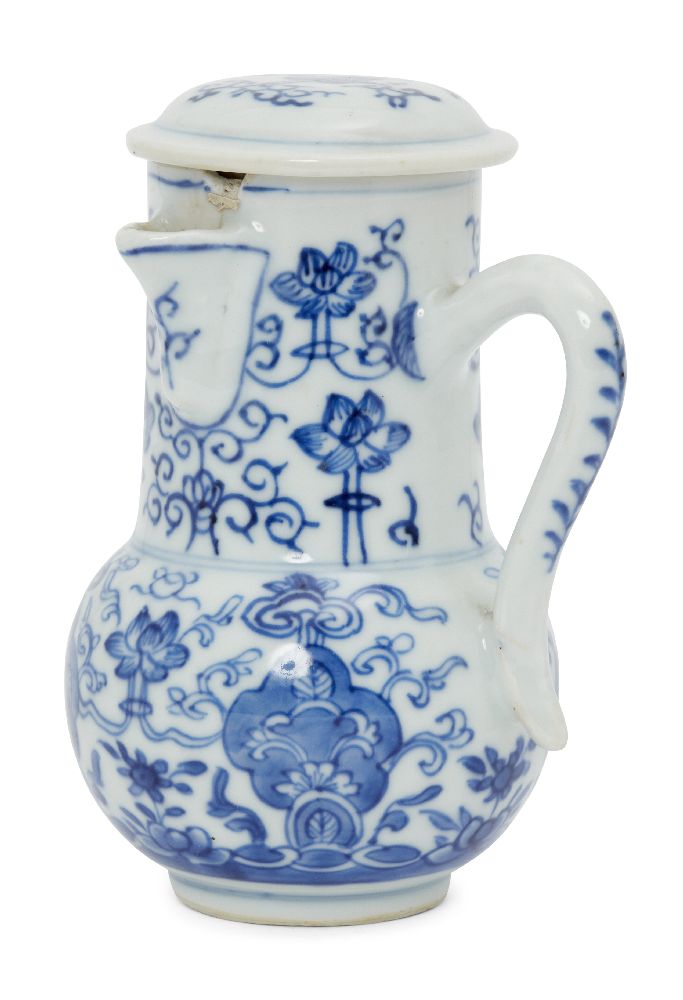 A Chinese porcelain ewer and cover, Kangxi period, painted in underglaze blue with adjoining