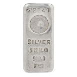 A 1kg Emirates 999 silver bar, numbered S22541 and stamped SILVER 999.0, EGO, with Emirates gold