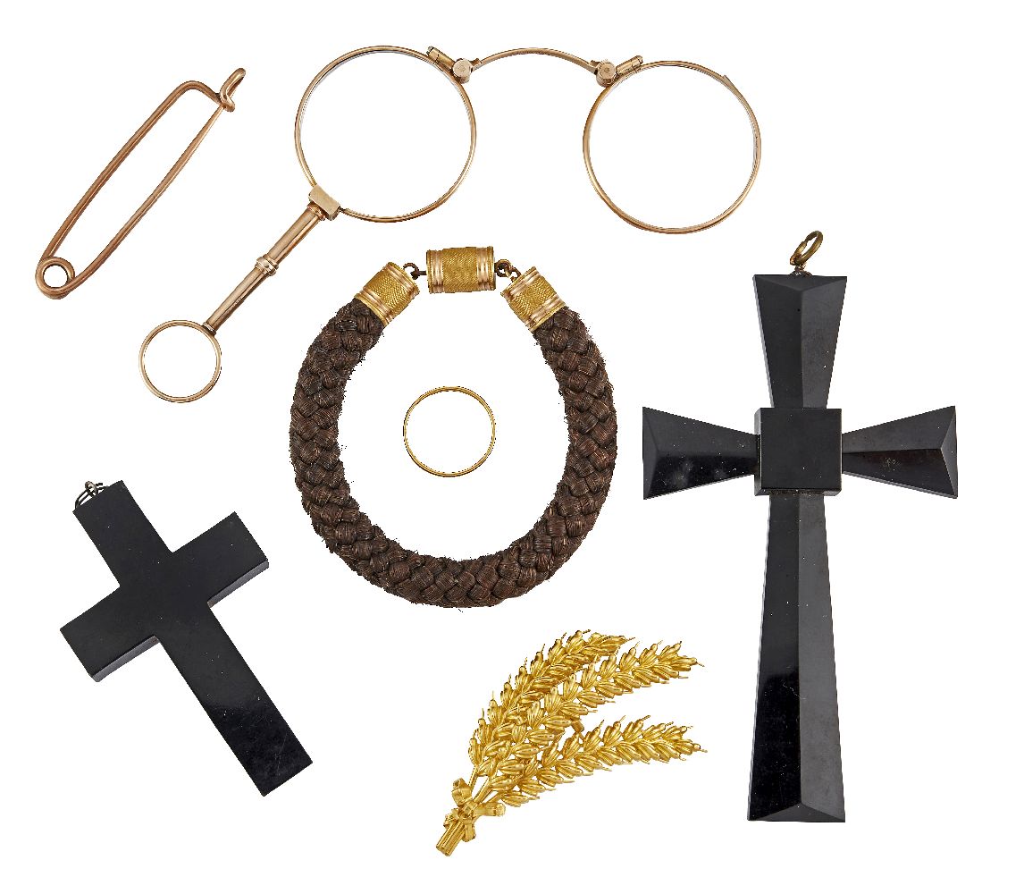 A quantity of assorted jewellery, costume jewellery and oddments, including: a gold band ring; a