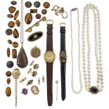 A quantity of jewellery and oddments, including: a Victorian gold agate brooch; a Victorian gold