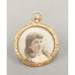 A 9 ct gold framed photo pendant (9.