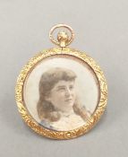 A 9 ct gold framed photo pendant (9.