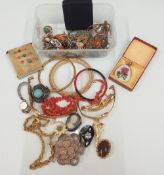 A quantity of miscellaneous jewellery