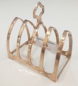 A silver toast rack (50.