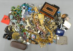 A quantity of miscellaneous jewellery