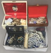 A quantity of miscellaneous costume jewellery