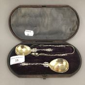 A cased silver Christening set (67 grammes)