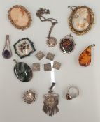 A quantity of miscellaneous jewellery,