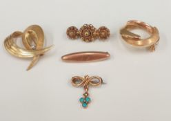 Two 14 ct gold brooches (12.2 grammes total weight), two 9 ct gold brooches and another (6.