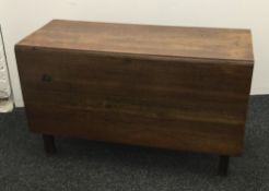 A Georgian oak drop leaf table