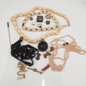 A quantity of vintage jewellery, etc.