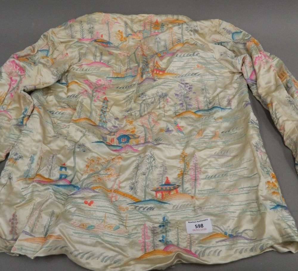 An early/mid-20th century Chinese embroidered silk jacket - Image 10 of 11