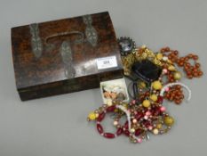 A quantity of miscellaneous jewellery,