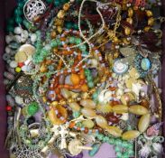 A quantity of miscellaneous jewellery