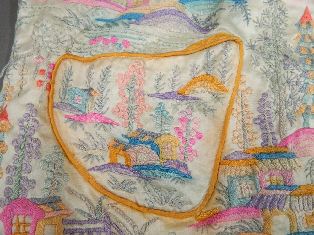 An early/mid-20th century Chinese embroidered silk jacket - Image 4 of 11