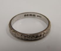 An 18 ct white gold hand engraved wedding band (3.