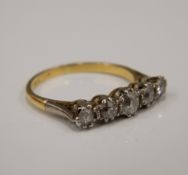 A gold five stone diamond ring (2.