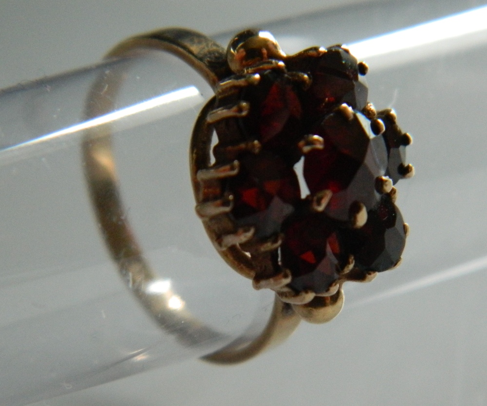 A 9 ct gold garnet set ring (2. - Image 2 of 2