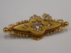 A 15 ct gold diamond set brooch (7.