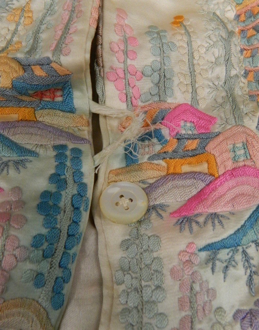 An early/mid-20th century Chinese embroidered silk jacket - Image 5 of 11