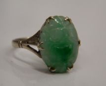 A Chinese 9 ct white gold and carved jade ring