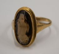 A 9 ct gold smoky quartz ring (4.