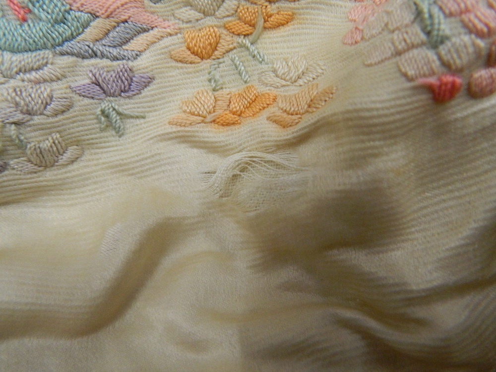 An early/mid-20th century Chinese embroidered silk jacket - Image 3 of 11