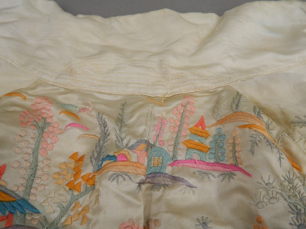 An early/mid-20th century Chinese embroidered silk jacket - Image 8 of 11