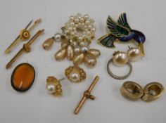 A small quantity of jewellery, including two 9 ct gold bar brooches (the brooches 4.