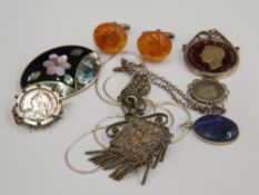 A collection of silver jewellery