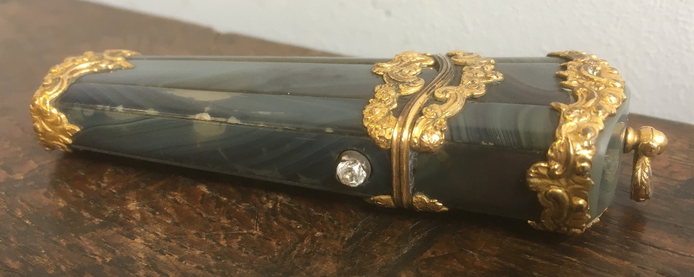 A 19th century unmarked yellow metal mounted agate etui Of gently lobed form, - Image 2 of 7