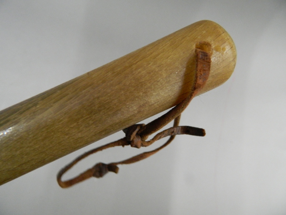 A late 19th/early 20th century crocodile skin mounted rhino horn riding crop Of typical form, - Image 4 of 6